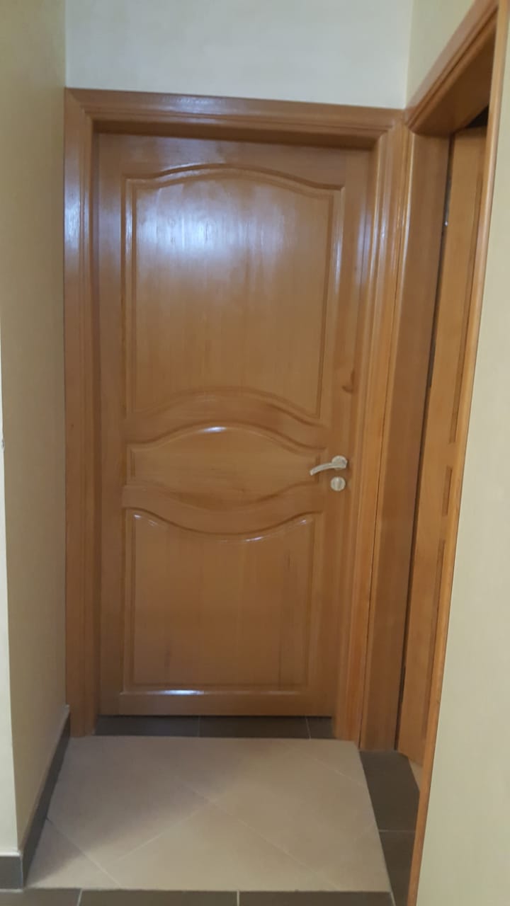 باب خشبي كلاسيكي