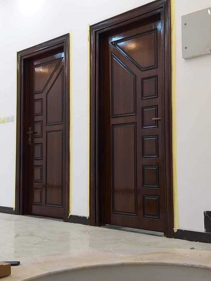 بابان خشبيان داكنان