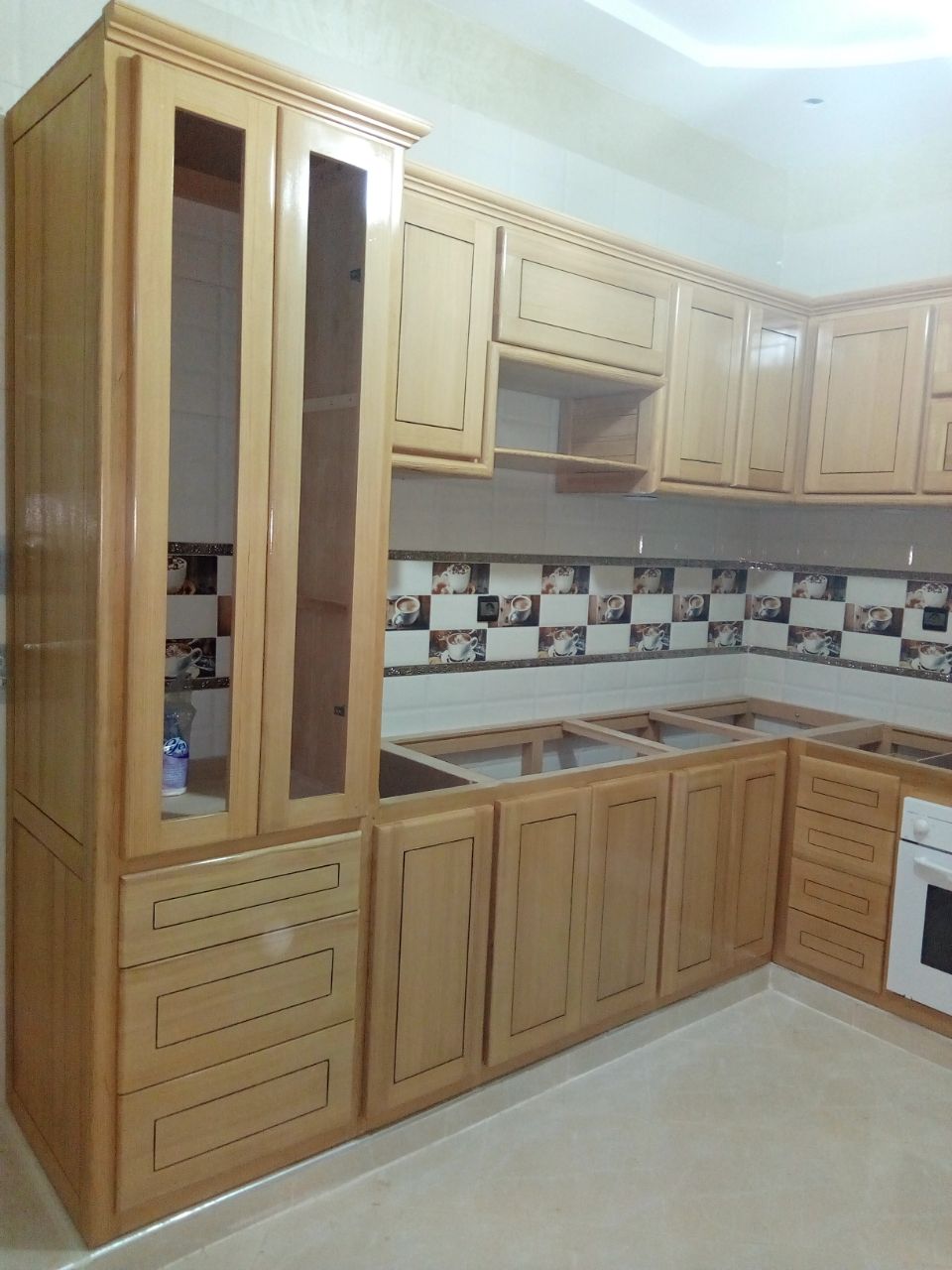 خزائن مطبخ بأبواب زجاجية