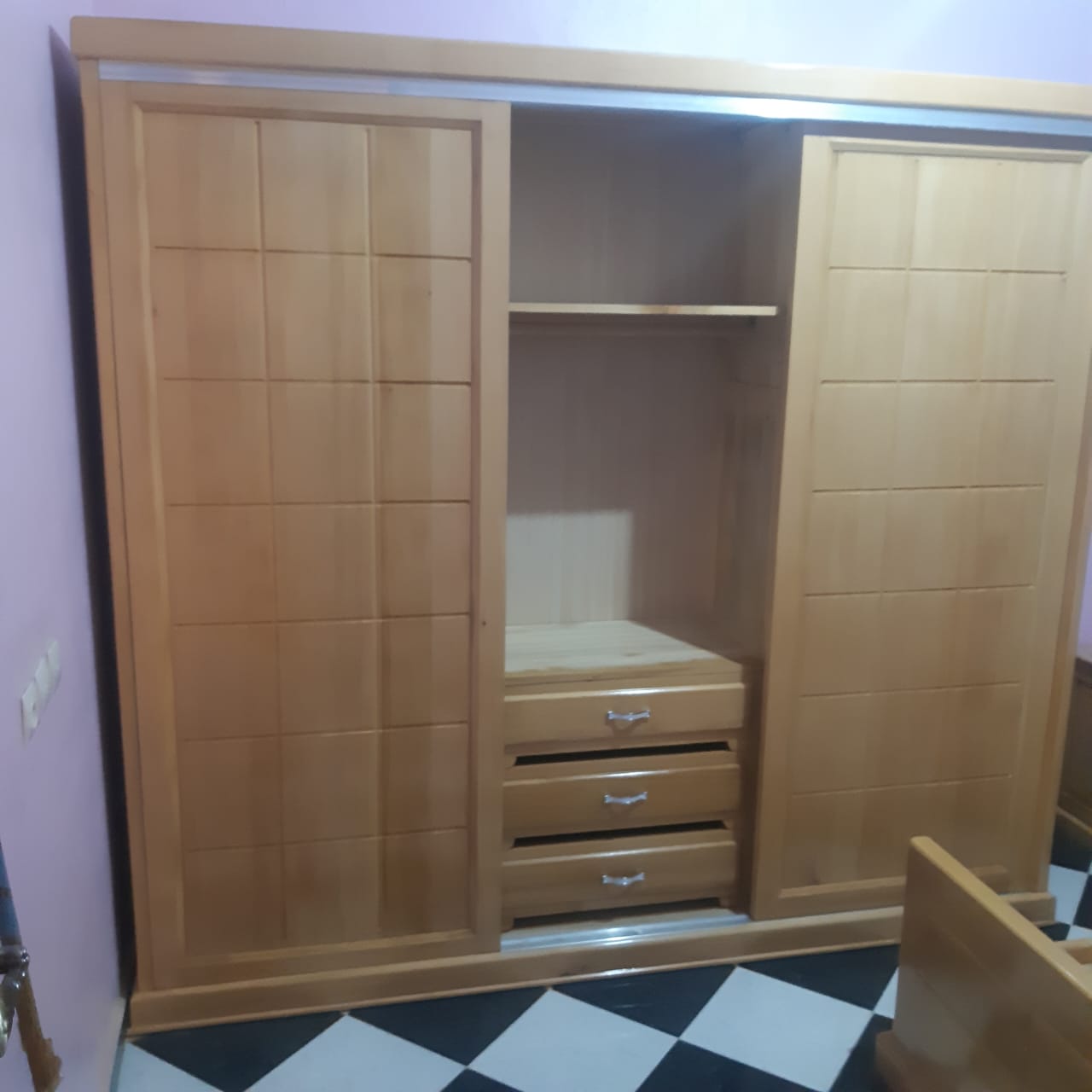 خزانة ملابس بأبواب منزلقة