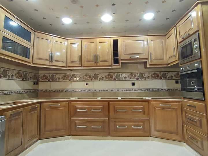 مطبخ على شكل U بخزائن خشبية